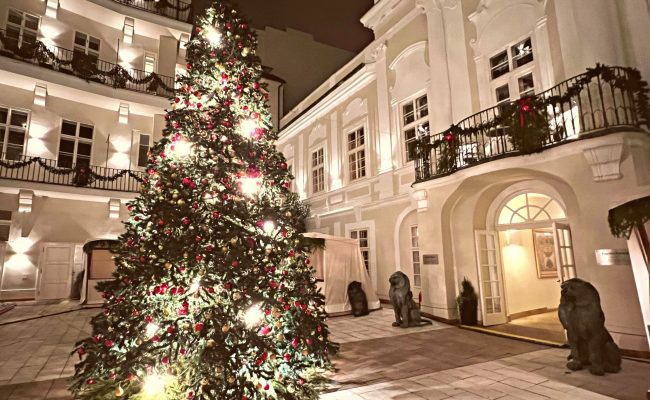 Mozart-prague-hotel-christmas-tree-courtyard