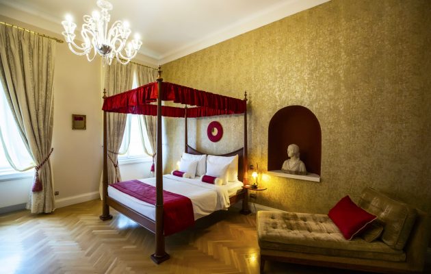 Casanova suite - bedroom bed