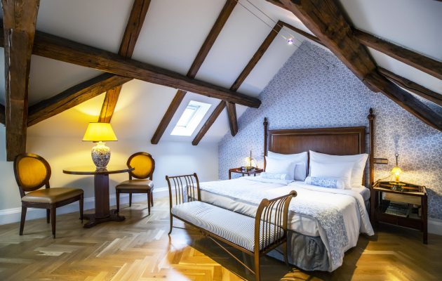 Deluxe - Bedroom bedroom with wooden ceiling