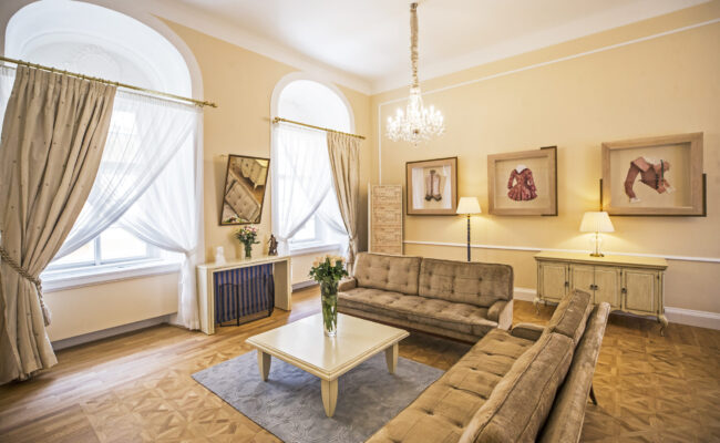 Mozart suite living room with sitting area